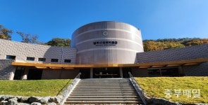 속리산 법주사 성보박물관 지역 명소 우뚝