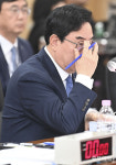 안경 고쳐쓰는 고창섭 충북대 총장
