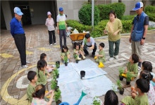노인·아이들 함께 기른 국화로 아파트 물들여요