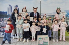 청주 서원구청 어린이집, 사랑의 목도리 30점 기탁… 이웃에 따뜻한 마음 전달
