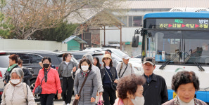 괴산 무료버스 도입 석달… 마을 앞마당서 읍내 장터로 넓어진 노인 발길