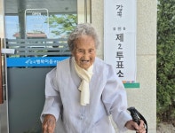 [6·3 지방선거 이모저모] 음성 감곡 102살 할머니 한복입고 투표 행사