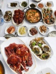 제철 꽃게·돌게 이 맛에 반하지...여수 맛집 ‘거북이식당’ 간장게장·양념게장