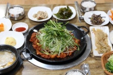 푸짐한 한상가득 제주공항 근처 맛집 ‘돈미가’, 공영주차장 위치해 편리한 식사 제공