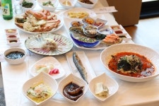 포항죽도시장물회맛집 ‘운하회대게식당’, 20여 가지 이상 스끼다시와 해산물, 회요리 선보여