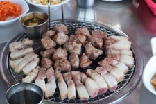 제주 함덕해수욕장 맛집 ‘복자씨연탄구이 함덕점’, 신선한 생 흑돼지 구이 제공