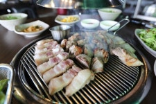 월정리맛집 ‘도민상회’, 월정리해변 풍경과 흑돼지를 함께