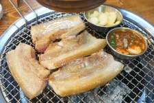 흑돼지를 반값에 먹을 수 있는 협재해수욕장 인근 제주 애월 맛집, 가성비 높은 ‘한라축산정육식당’