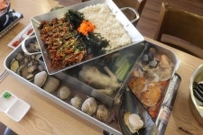 막바지 여름휴가철 안면도맛집으로 통하는 안면가에서 해산물가득 용궁철판 맛볼 수 있어