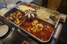 춘천 닭갈비 맛집 닭대감이야기, 춘천 대표메뉴 닭갈비와 해산물 등 즐길 수 있어