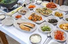 괴산 산막이옛길 맛집 ‘산막이아리랑전주식당’, 자연산 식재료로 만든 정성 가득 한식 밥상