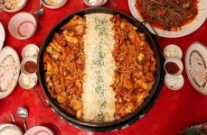 강릉 경포대맛집 ‘솔올통나무집 닭갈비’, 강릉 식도락 여행의 매력 쭉쭉 늘어나는 치즈닭갈비