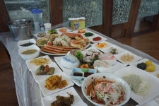 직접 눈으로 보고 대게를 고르고, 깔끔하게 손질까지 마쳐 제공되는 속초 동명항 맛집 ‘비치대게’