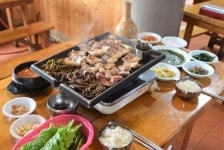 향토음식이 가득한 제주 표선 흑돼지 맛집 ‘남문식당’, 다채로운 추억 제공