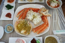 속초맛집비치 대게 직판장, 유통마진 줄여 저렴한 대게 마음껏 먹을 수 있어…겨울 별미 메뉴도 인기