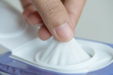 아기 물티슈, ‘안전하다’는 말만 믿기엔… 유해성분 꼭 확인해야