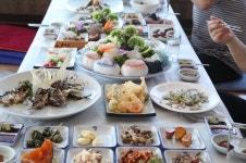 통영맛집 ‘천지연횟집’, 환상적인 뷰 자랑하는 테라스에서 낭만적인 식사 즐길 수 있어