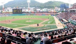 화나이글스에서 마리한화 변신...연일 매진