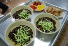 새로운 봉사자들 마음 더해 더 커진 행복 짜장면데이