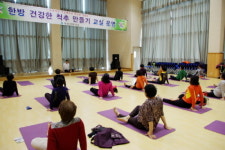 논산 어르신들은 기공체조로 허리 꼿꼿