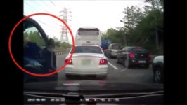 [영상] 양보 안했다고 차량에 담배 버린 보복운전자