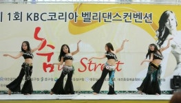 리모컨과 베개 대신 스카이로드 밸리댄스 구경 가자!