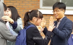 어서와, 아침 일찍 오느라 힘들었지?