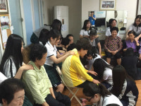 할머니 발 씻겨드린 청란여고 학생들