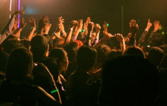 대놓고 나이트클럽 영업...감성주점 불법 판결 불구 오히려 확장?