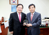김경시 대전시의원 신계중학교 감사패