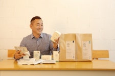 반려견 냄새 안 나는 사료 개발 화제...에이오에스 천안서 본격 생산 나서