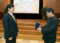 김경훈 대전시의회 의장 대신고등학교 감사패