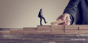 [리더십칼럼] 유영(流泳)의 리더십 : 트렌드를 읽어 흐름을 타라