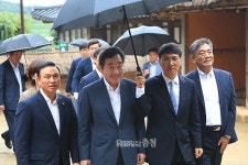 이낙연 국무총리, 유관순 생가 방문…여성 독립운동가 더 많이 찾아내겠다