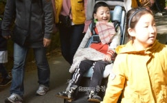 [포토]웃음꽃 가득, 장애아동가족 가을산행 어린이재활병원 꼭 만들어주세요!
