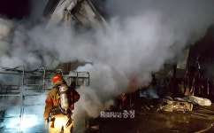 [영상]천안 중고차 매매단지 내 정비업체 화재...인명피해 없어