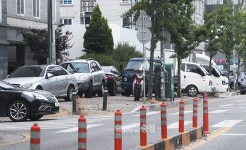 천안 화상경마장 일대, 불법 주차 기승...주민 몸살