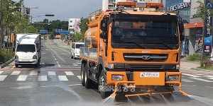 공주시, 폭염 속 사고 예방 위해 도로 살수
