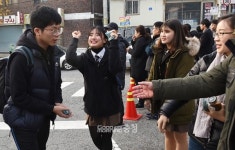 [포토뉴스] 아빠, 정답을 알려줘~ 대전·세종·충남 수능대박 열전