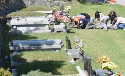 [포토뉴스]한가위 아침, 공원묘지 성묘객 북적