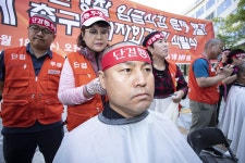 세종정부청사 청원경찰, 처우개선 요구하며 삭발
