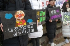 [포토뉴스]수능 한파 속 응원 열기 선배님 수능 대박나세요