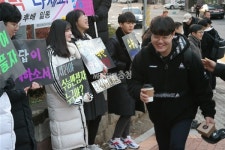 [포토뉴스]수능 한파 속 응원 열기 선배님 수능 대박나세요