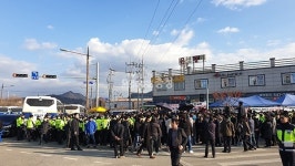 [동영상] 아산 초산동 주민들 격앙, 장관·도지사에 계란 투척