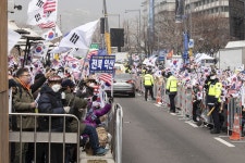 [포토뉴스] 코로나19확산·집회금지에도 아랑곳없는 태극기 집회