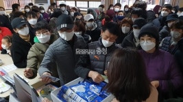 마스크 없어 헛걸음...직산 우체국 350개 20분만에 소진