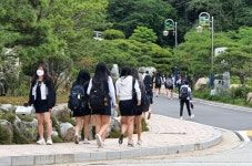 고3, 79일 만의 등교… 교차된 학교 풍경