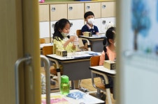 초등학교 1학년 첫 등굣길, 아이는 긴장 엄마는 걱정