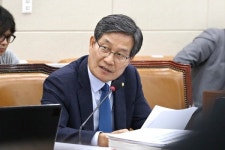 신동근 진중권, 심각한 자기분열…퇴행 위한 의식분열 상태 진단