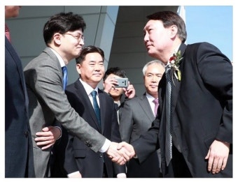 윤석열이 무리해서 한동훈을 보호하는 이유 - 왜 윤석열은 부산에 내려갔을까?